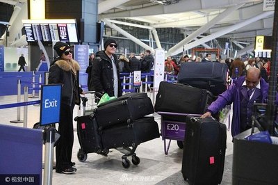 帕麗斯行李獲專人托運(yùn) 和男友一路十指緊扣秀恩愛