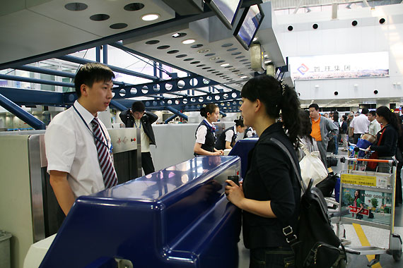 圖文:首都機場2號航站樓F島行李托運處